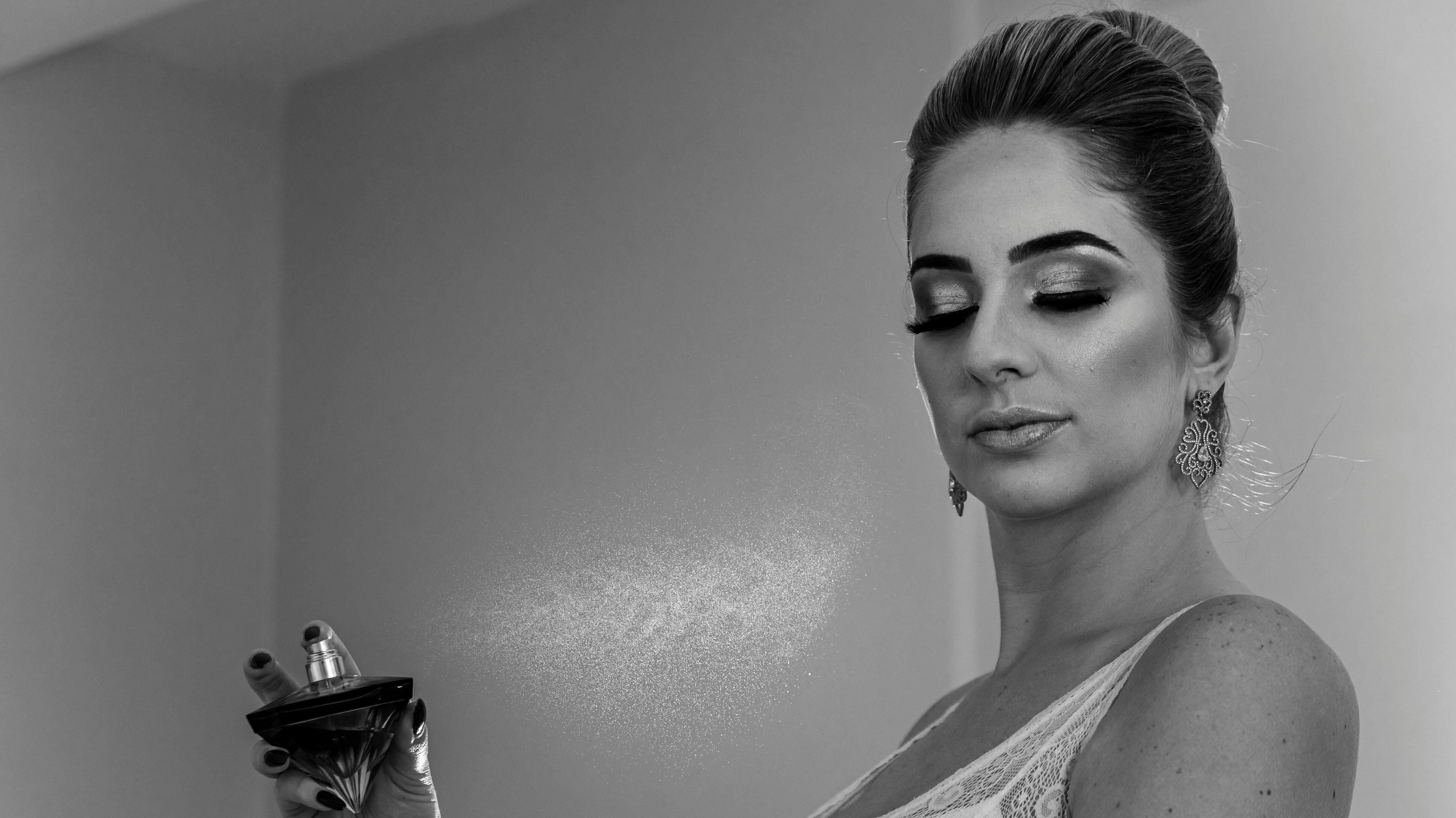 Mulher elegante espirrando perfume