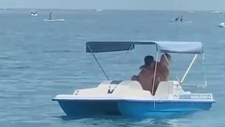 Casal é flagrada fazendo sexo em pedalinho na Rússia