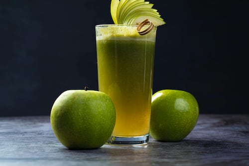 Delicioso e nutritivo: suco de maçã verde, gengibre e hortelã para perder peso