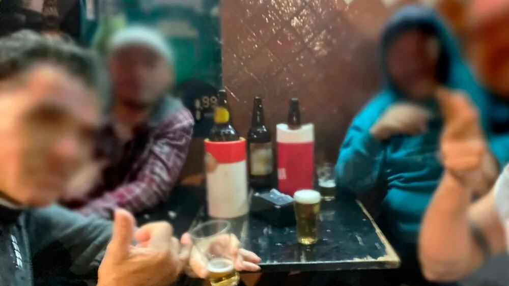 ‘Boa noite Cinderela’: advogado se senta na mesa de estranhos para beber e cai em golpe