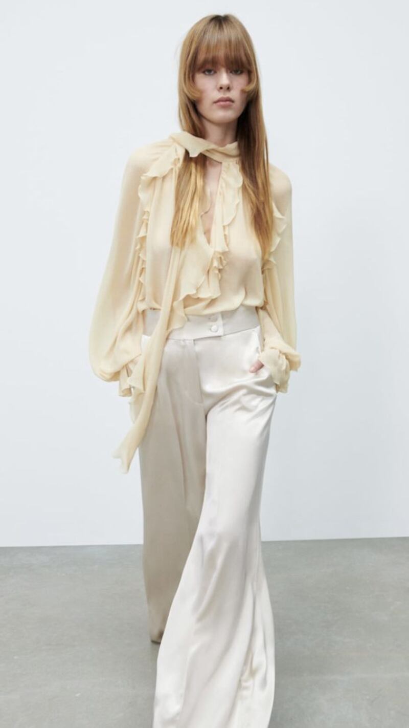 ¿Cómo combinar pantalones sastre con blusas de lazo?