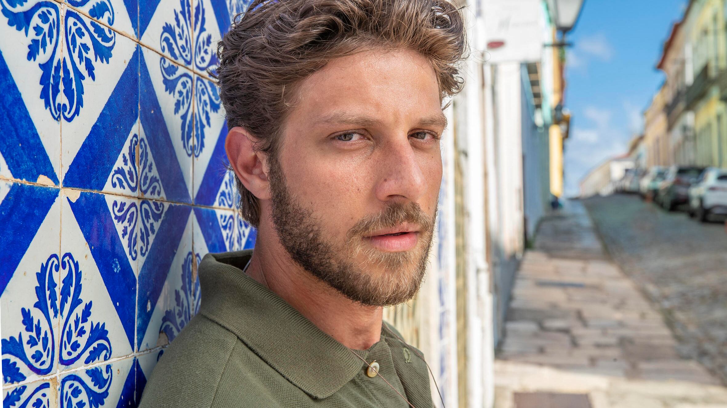 "Travessia": Morando no Rio de Janeiro, Ari (Chay Suede) acredita que desaparecimento de Brisa (Lucy Alves) está relacionado com a suposta traição