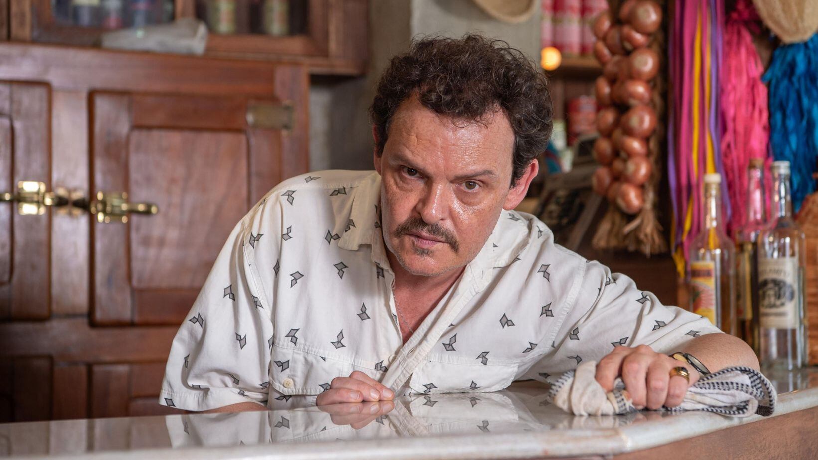 Remake de Renascer: Matheus Nachtergaele aparece caacterizado de Norberto no balcão de sua venda