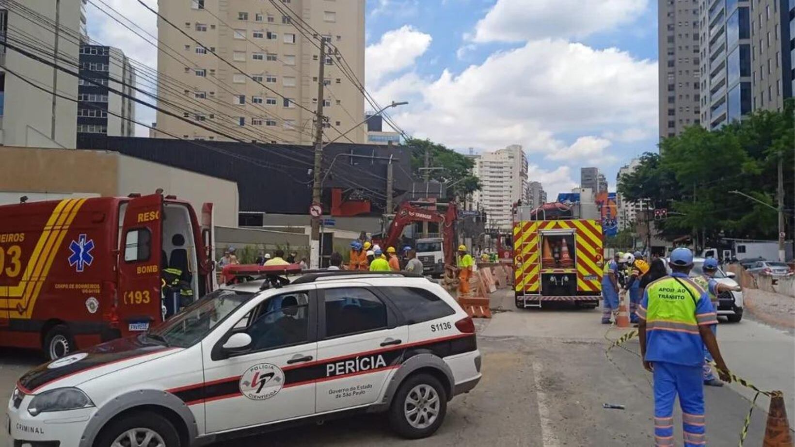 Acidente em SP: Bombeiros resgatam homem soterrado