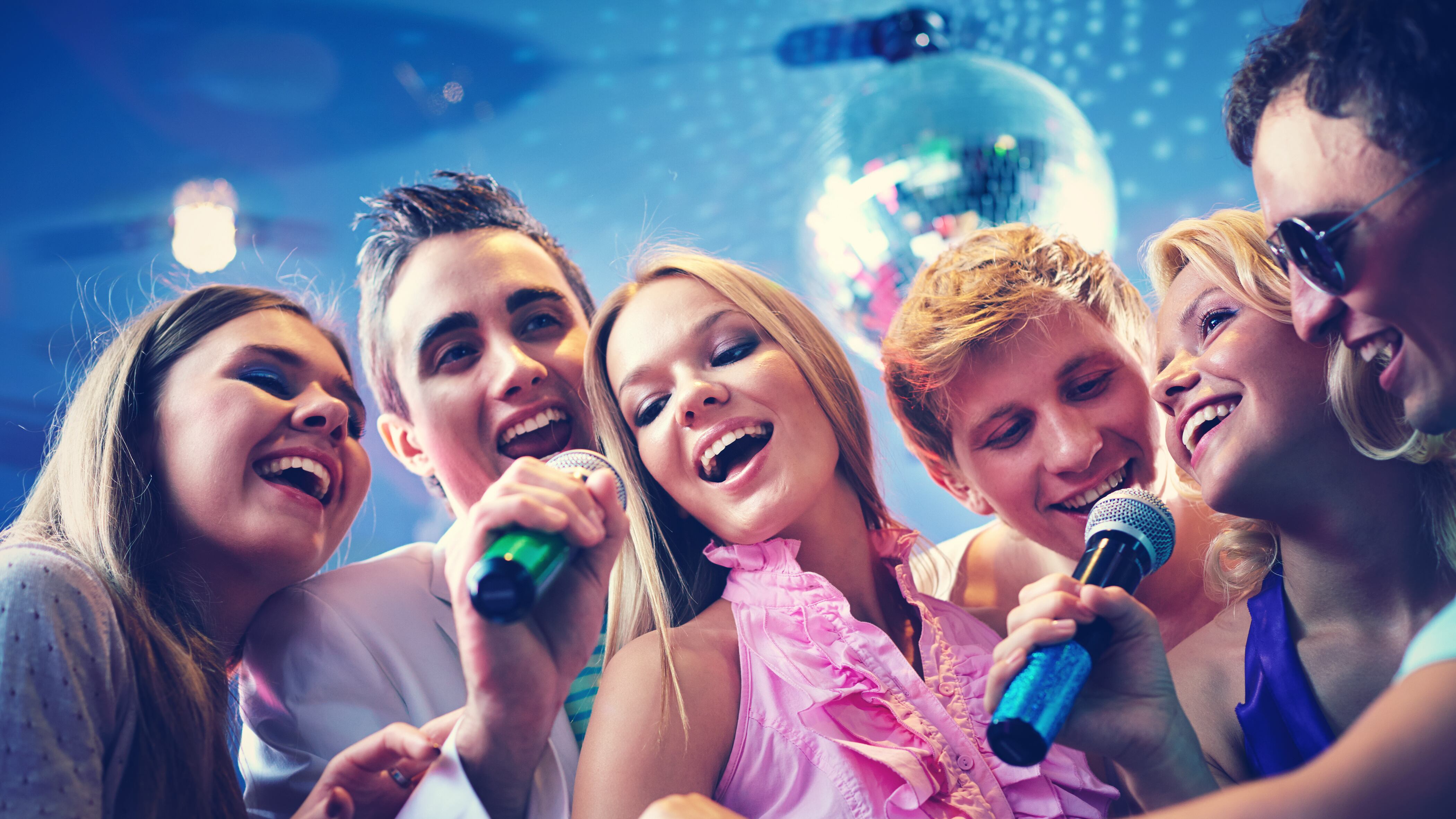 Jovens cantando no karaokê