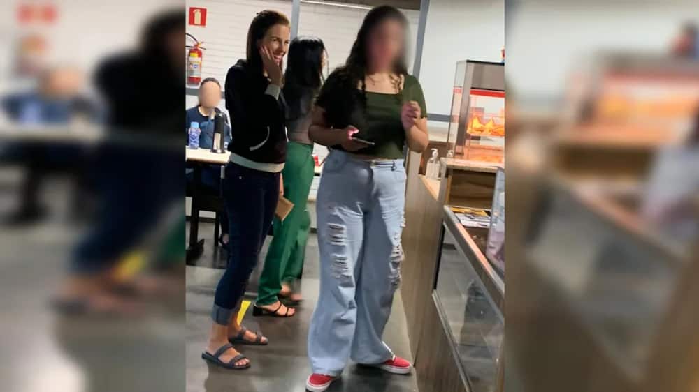 Condenada por matar os pais