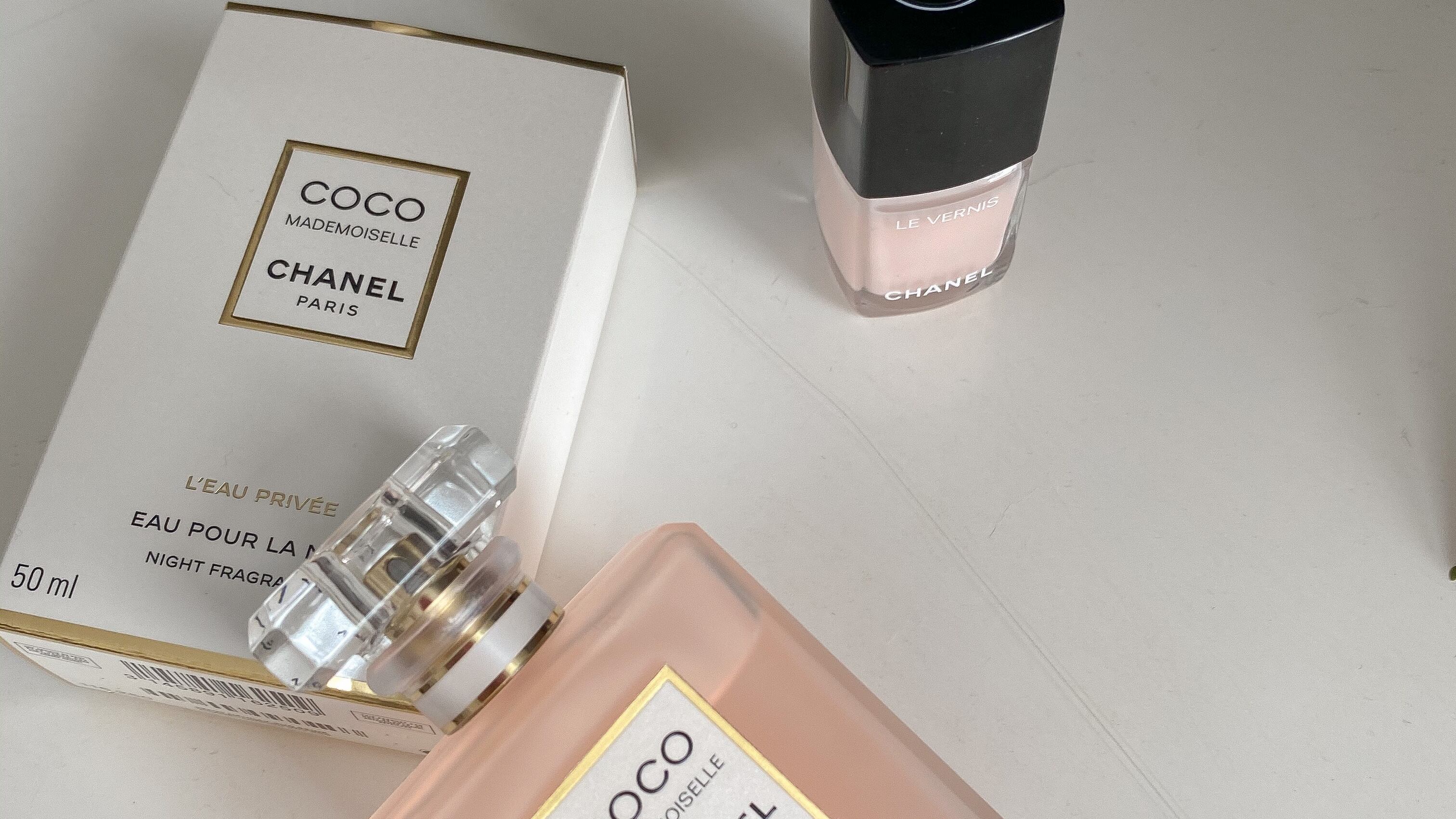 Perfume e batom Chanel