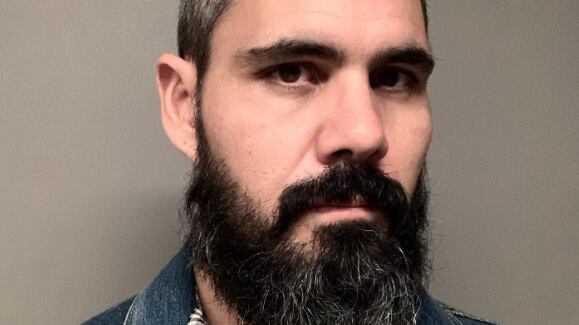 Após o nascimento da filha, Juliano Cazarré revela se deixou o elenco de Pantanal