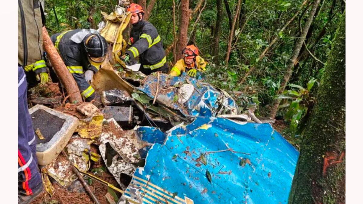 Imagens dois destroços do avião
