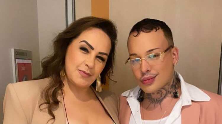 Gloria Groove canta ao lado da mãe Gina Garcia no Encontro