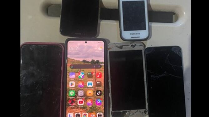 Seis celulares foram apreendidos.