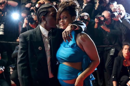 Rihanna enfrenta a perda de uma figura importante em sua vida enquanto está grávida