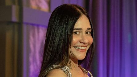 Posando de calcinha, Alessandra Negrini esbanja carisma e é elogiada por seguidores