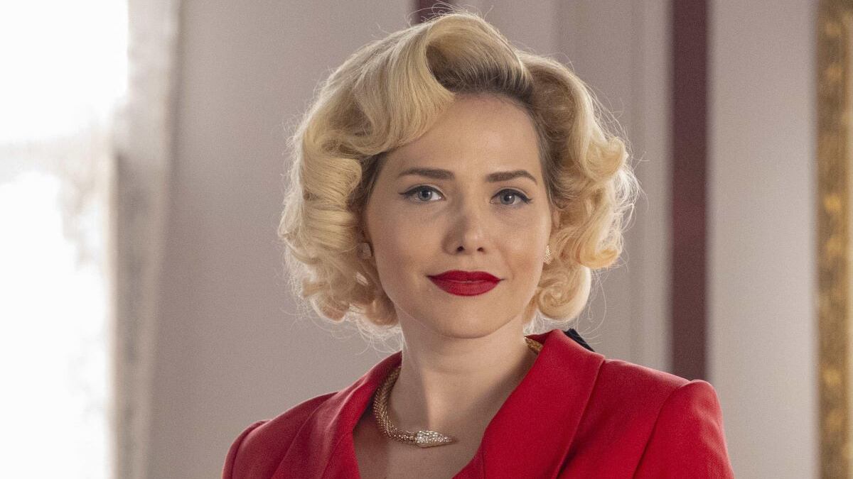 Documentos comprovam que Zélia (Letícia Collin) é sócia da Perfumaria Carioca em Garota do Momento