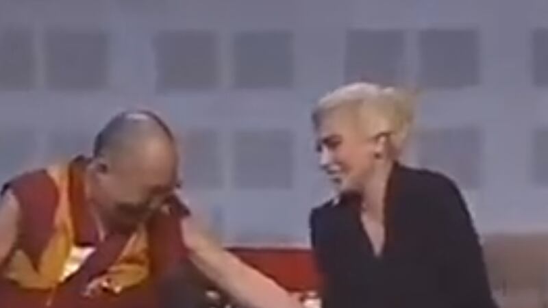 Sem perdoar Dalai Lama, internet resgata vídeo em que líder religioso toca a perna de Lady Gaga