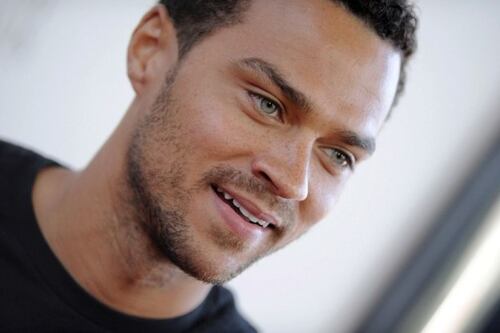 Ator Jesse Williams aparece nu em peça na Broadway e causa alvoroço na web