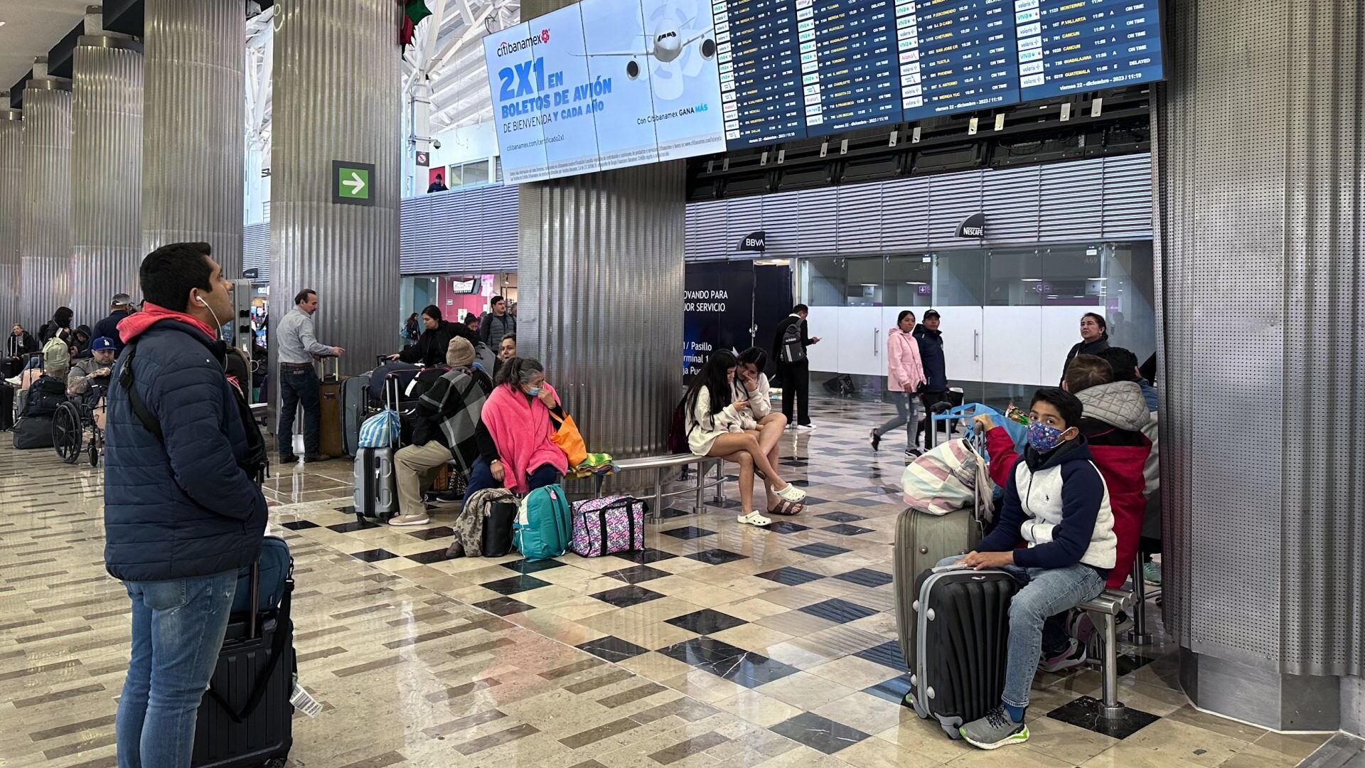 Para viajar necesitas una identificación oficial y el boleto de avión; no olvides tu pasaporte y visa, si es un vuelo internacional.