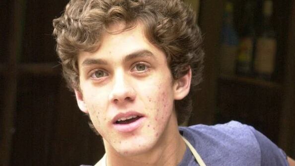 Leonardo Miggiorin aparece ao lado do namorado e recebe elogio de internautas