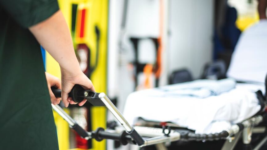 Morador improvisa andaime para podar pinheiro e cai de grande altura