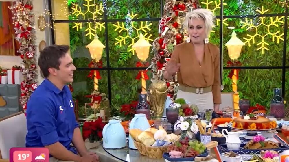 No "Mais Você", Alessandro Jodar leva taça falsa para Ana Maria Braga