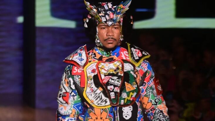 Xamã impressiona na SPFW com capacete futurista e look ousado