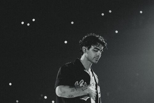 Joe Jonas canta música de amor para Sophie Turner em concerto apesar de divórcio iminente