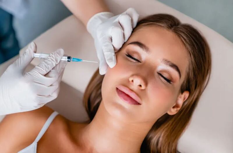 Evite los medi spas y las fiestas de Botox, y obtenga su Botox únicamente en el consultorio de un médico.| Foto: stock.adobe