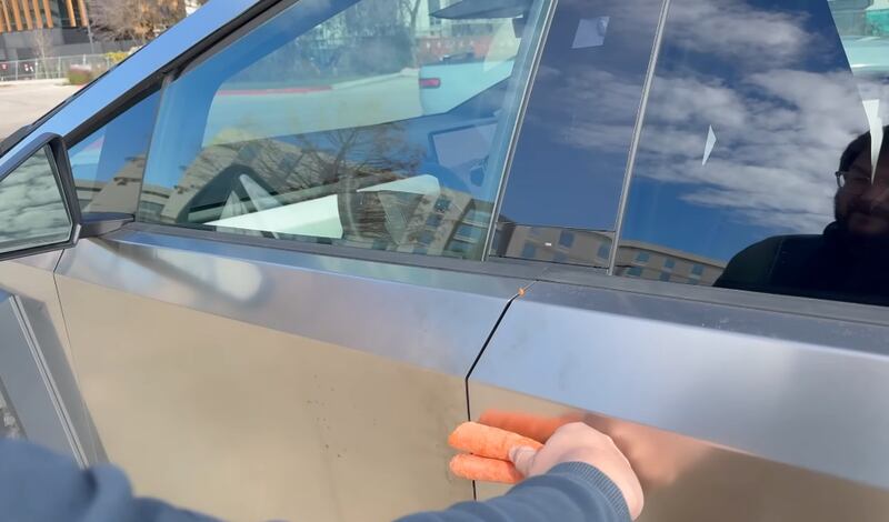 Tesla prueba de zanahoria