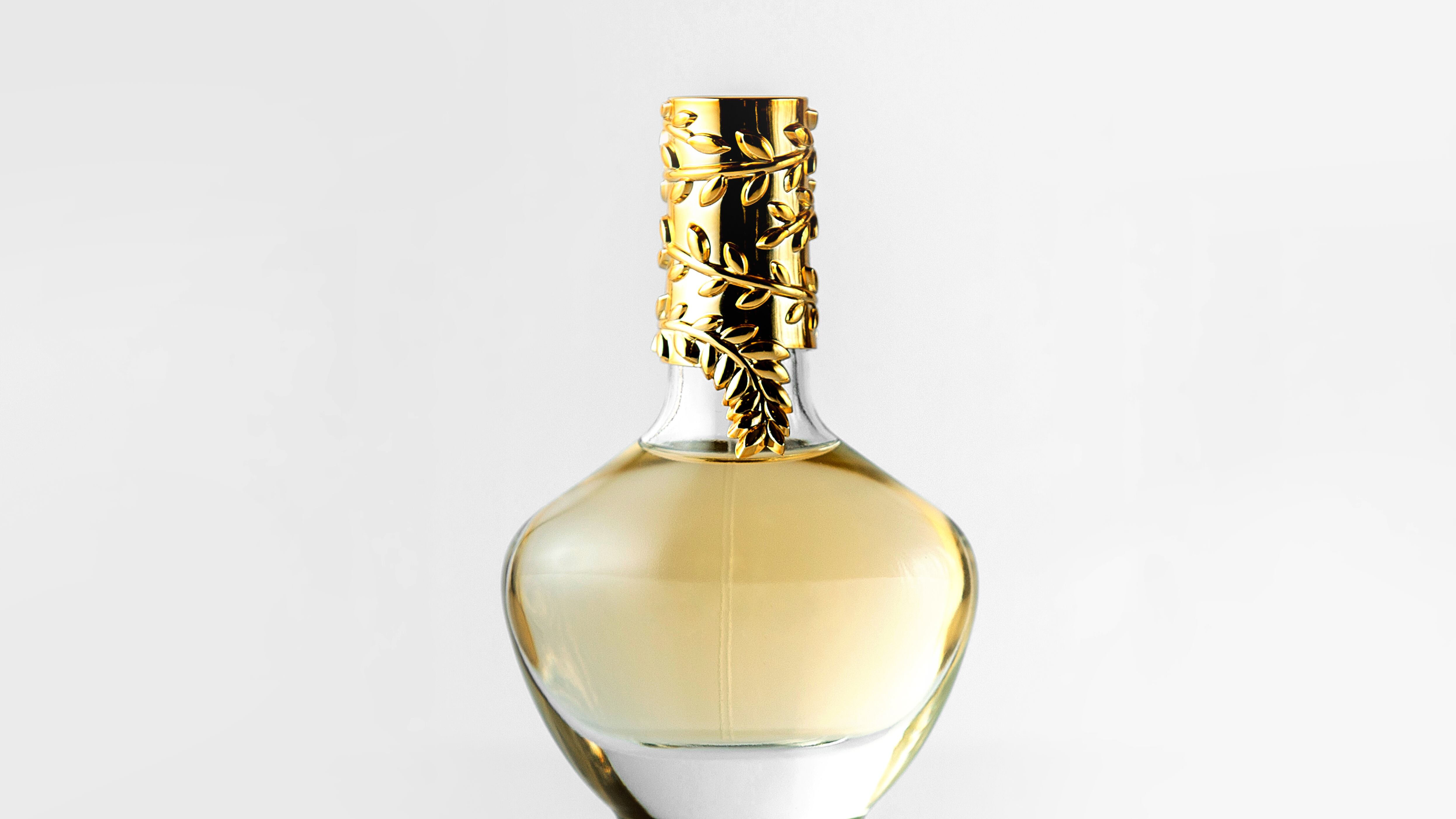 Frasco de perfume com tampa dourada