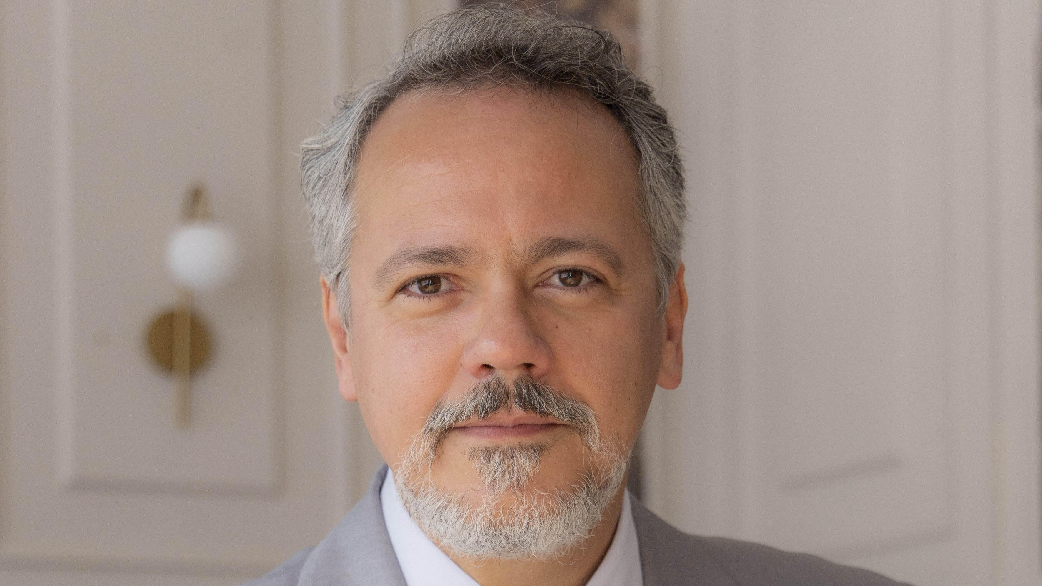 Raimundo (Danton Mello) comete um grande erro ao demitir Vera (Tatiana Tiburcio) em Garota do Momento