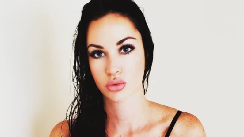 Mulher revela dificuldade em encontrar emprego ‘normal’ por ser considerada ‘muito sexy’