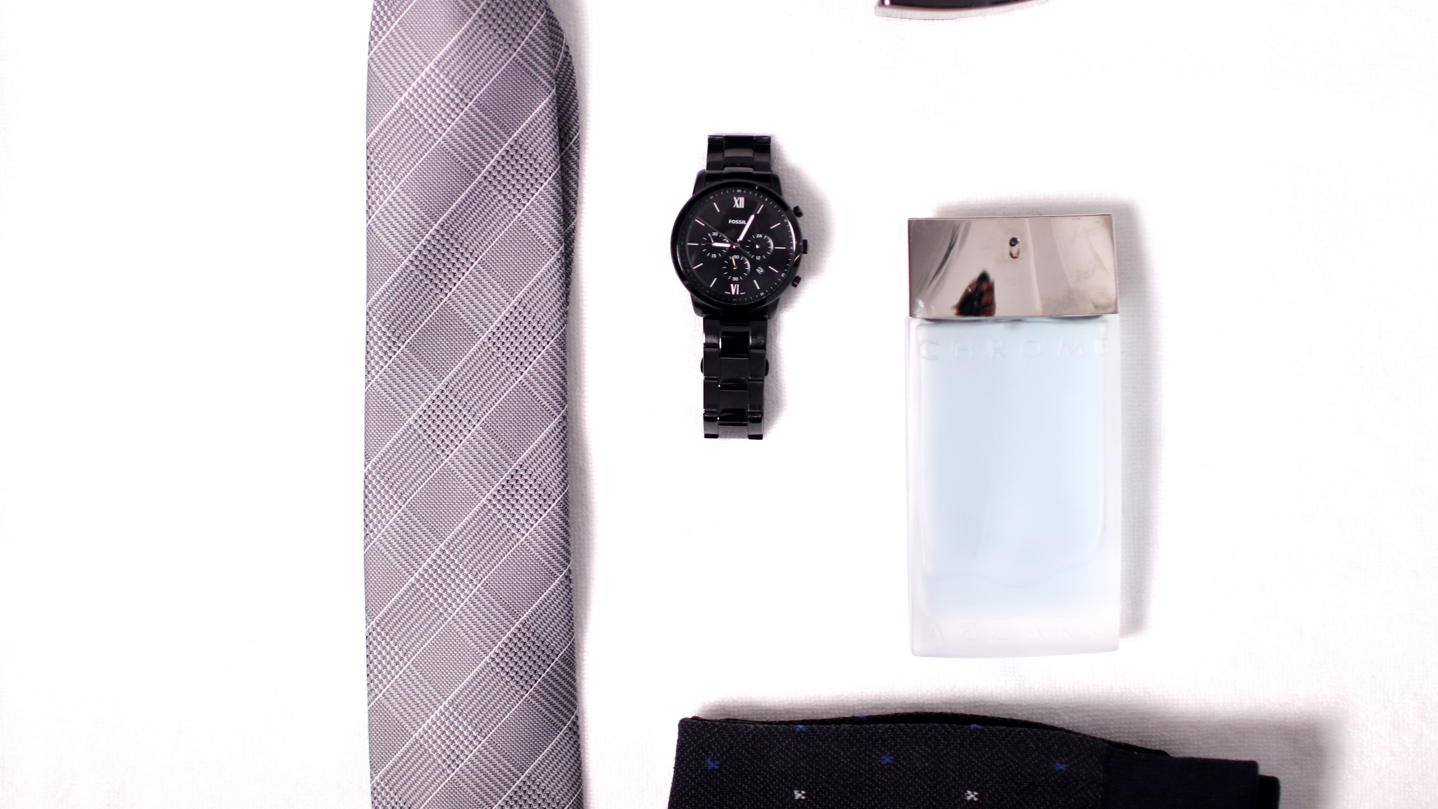 Frasco de perfume, relógio, cinto e gravata