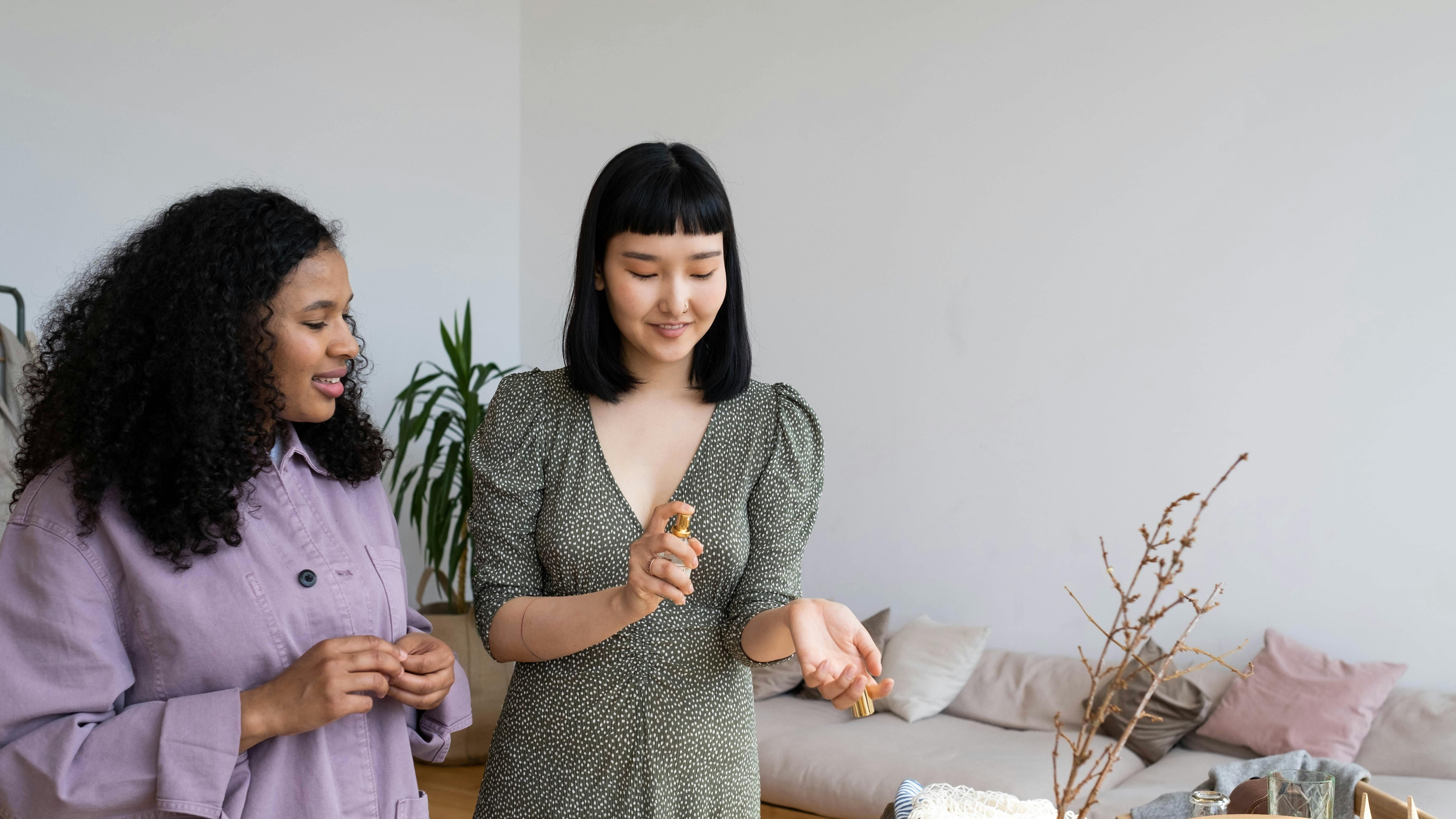 Mulheres experimentando perfumes