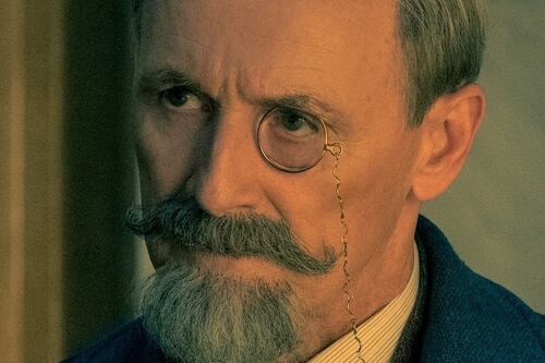 Reginald Hargreeves é o verdadeiro vilão de ‘The Umbrella Academy’? Showrunner responde