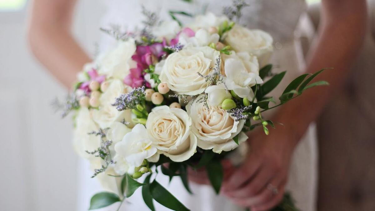 ‘Brincadeira’ em casamento faz noiva ser detida e convidados pararem no hospital