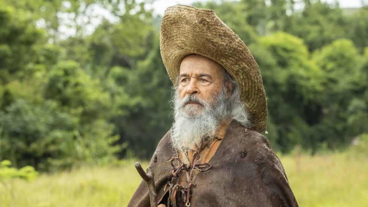 Velho do Rio (Osmar Prado) vira sucuri para matar Solano (Rafa Sieg) no remake de Pantanal