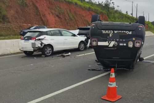 Capota viatura da Polícia Civil na BR-232 em Recife; engavetamento envolveu seis veículos