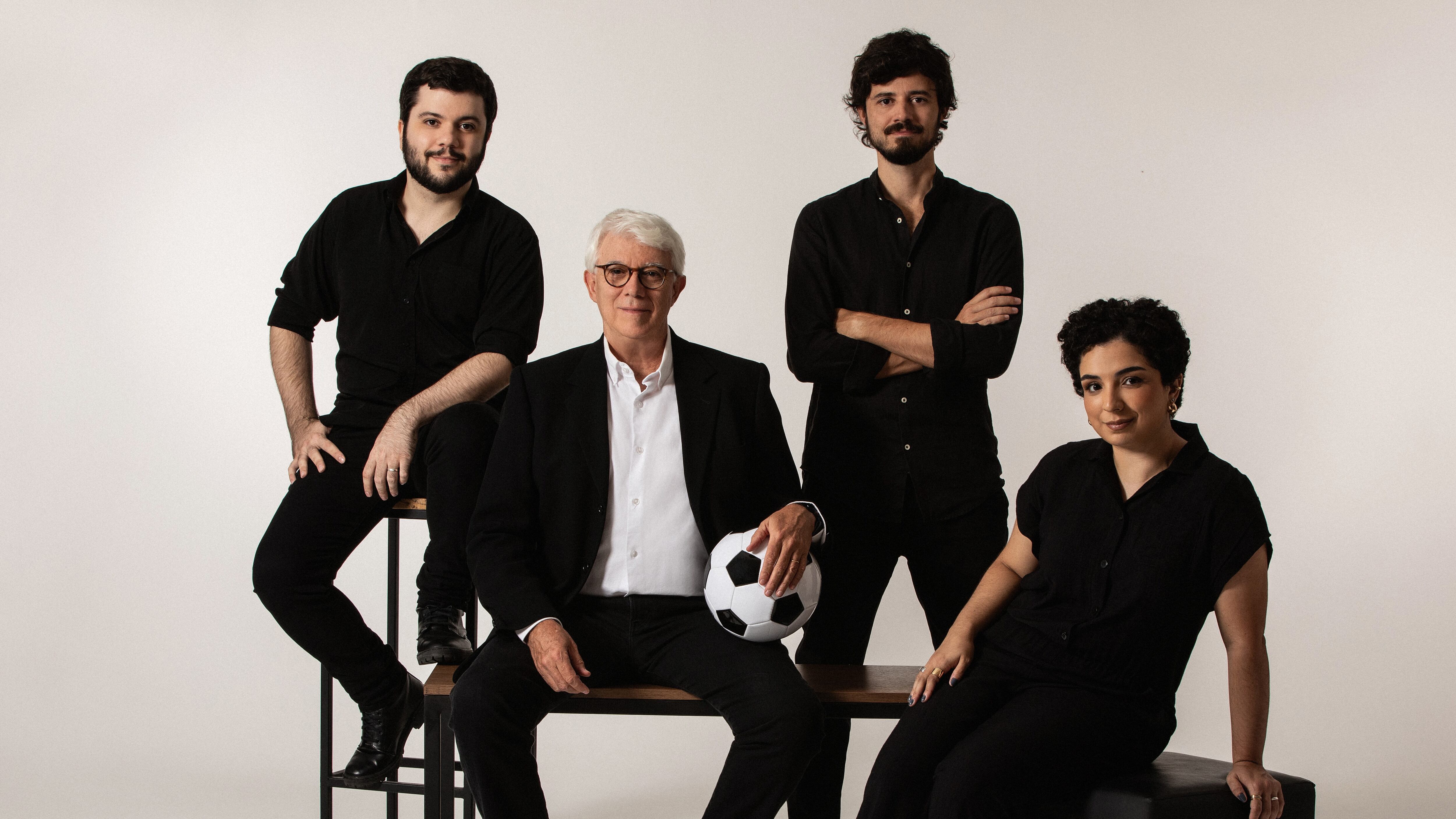 Da esquerda para a direita, Rafael Dornellas, Paulo Morelli, Pedro Morelli e Naná Xavier produzem série sobre o Mundial de 1970 para Netflix