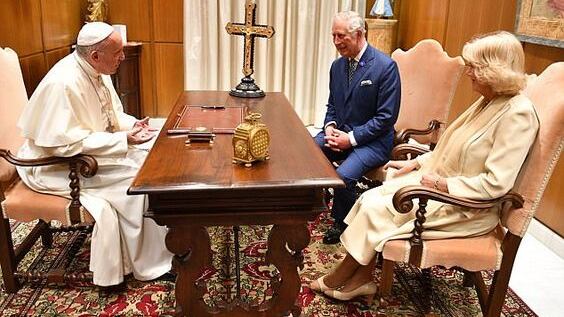 Papa Francisco, rei Charles e rainha Camilla