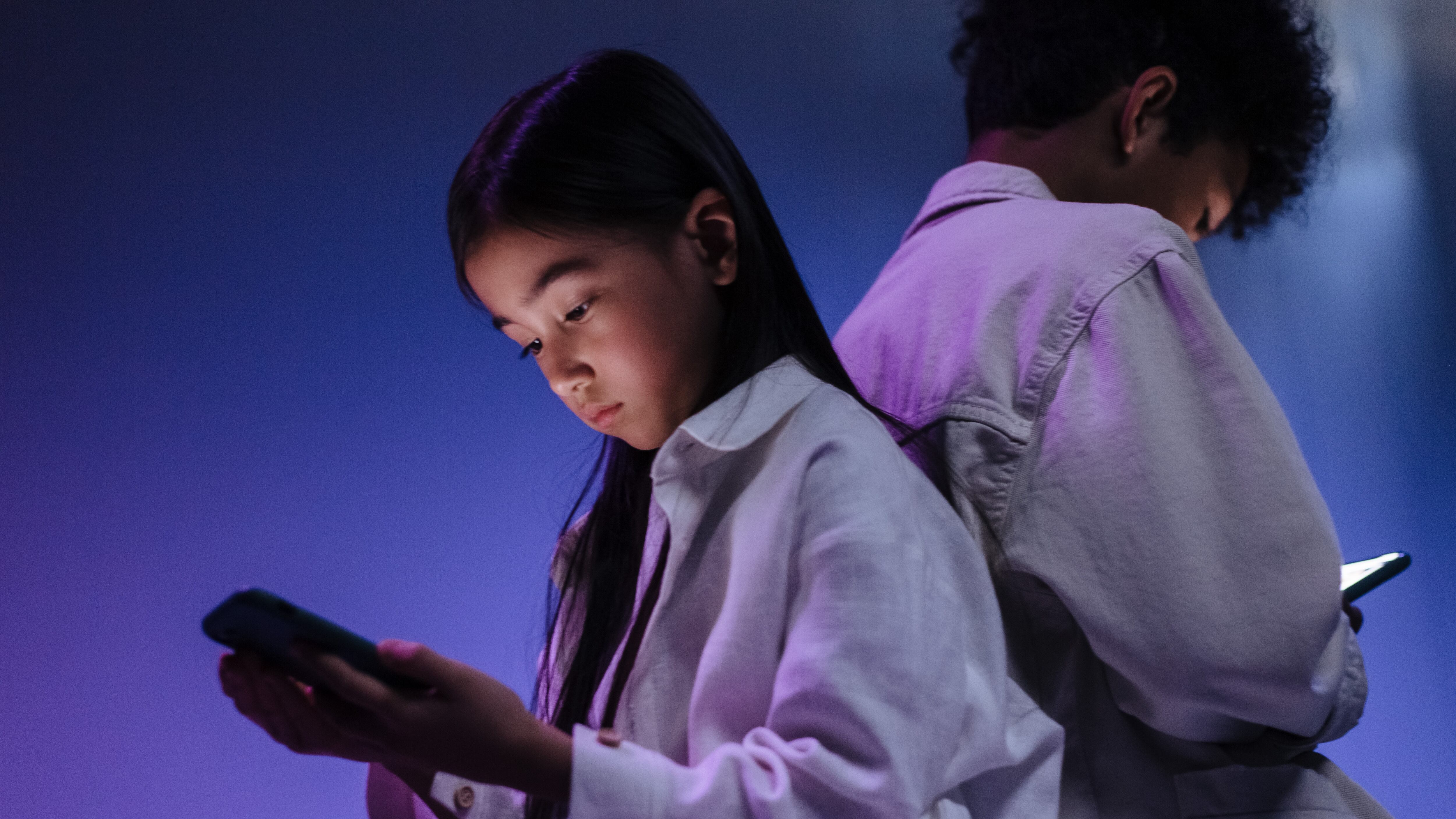 Criança entretida com celular