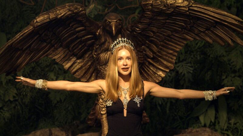 Fuzuê: Preciosa (Maria Ruy Barbosa) surta, quebra a cara e fica na pior