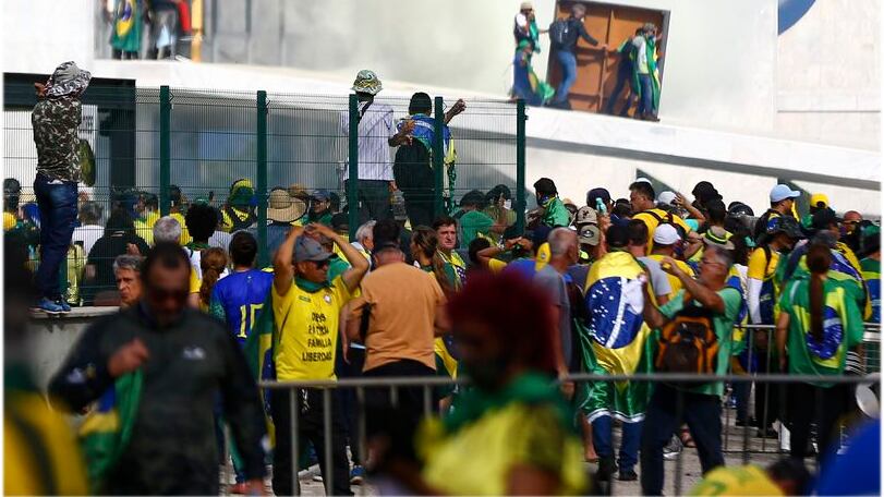 Grupo Pró-bolsonarista depredou Praça dos Três Poderes