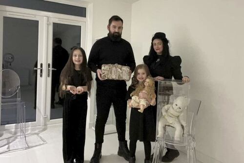 ‘Família Addams da vida real’ ouve garotinha chorando em casa mal-assombrada, na Inglaterra
