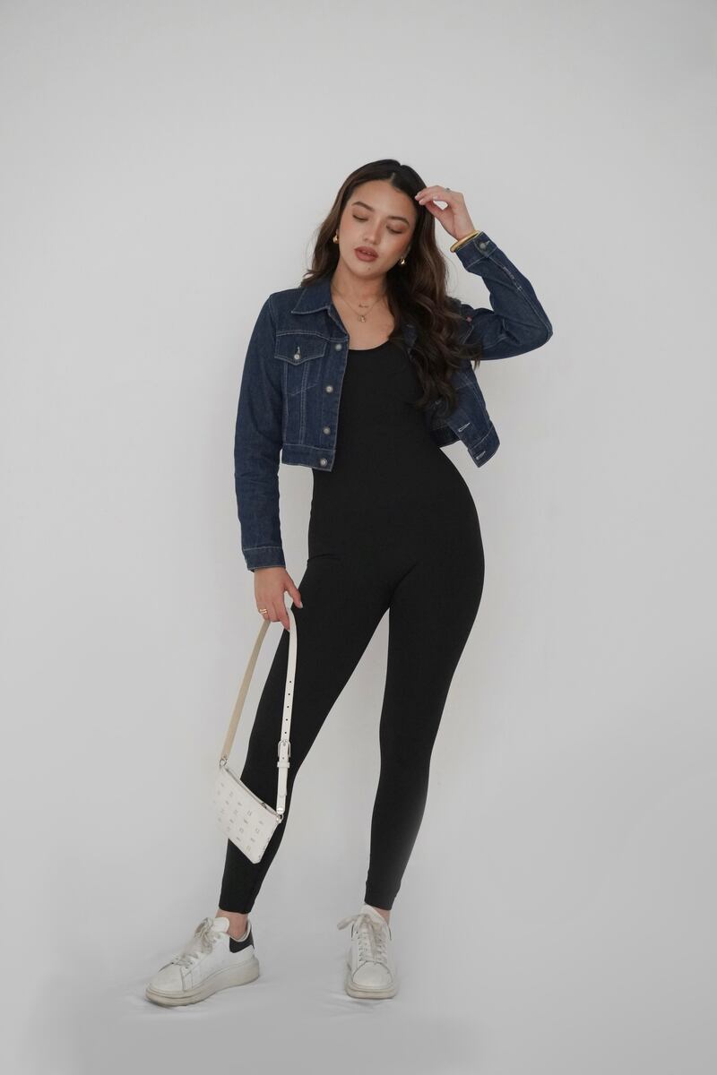 Para tu look deportivo, nada mejor que una chaqueta jean.