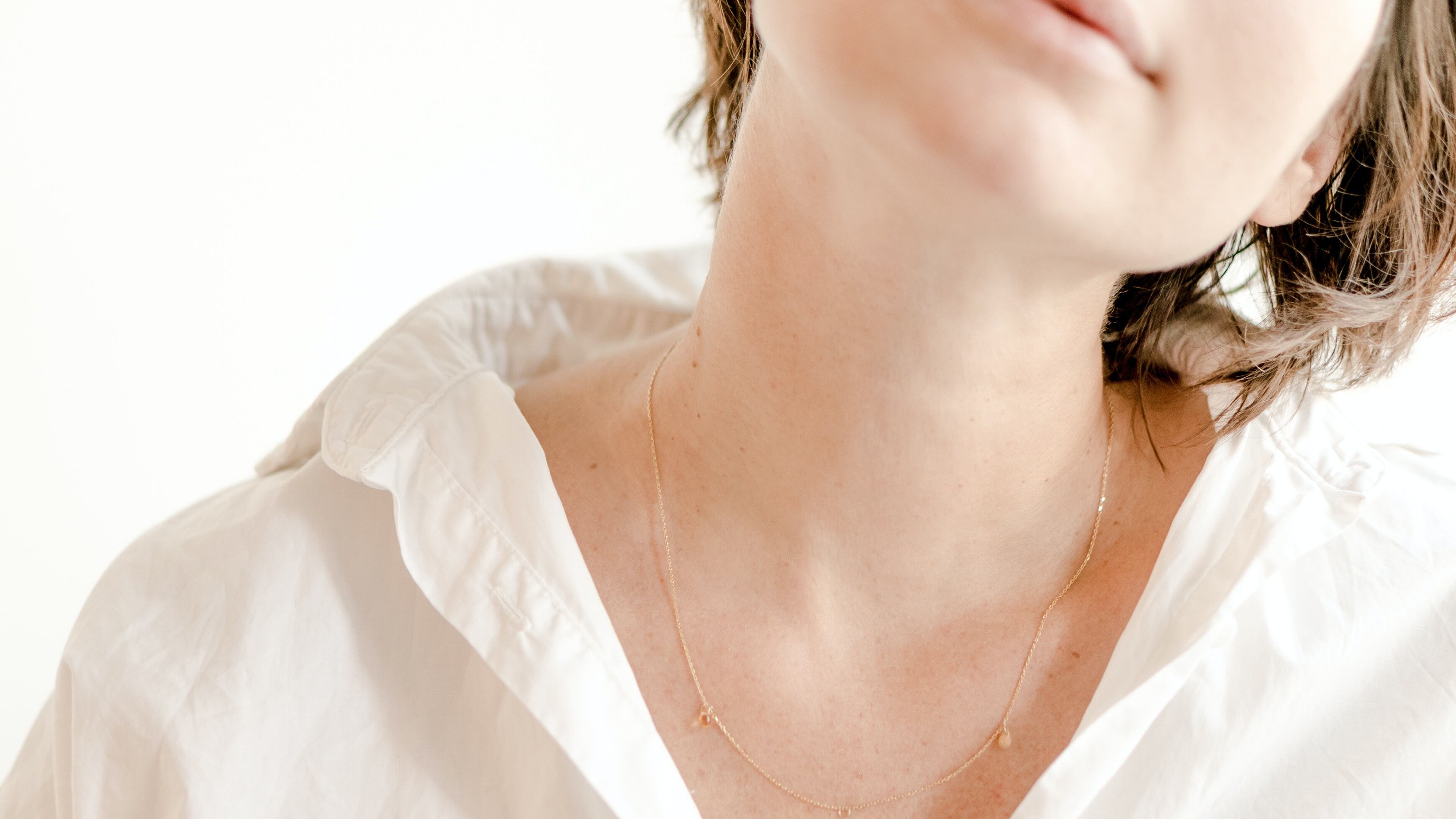 Mulher branca com pescoço virado de lado