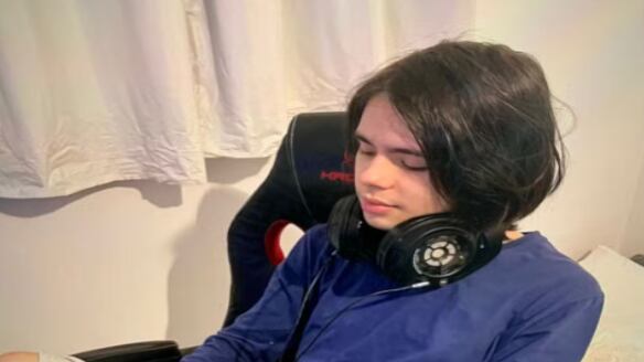 Jovem de 20 anos estava com ferida no pescoço e precisou ser contido, de acordo com hospital