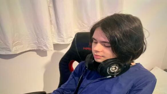 Jovem de 20 anos estava com ferida no pescoço e precisou ser contido, de acordo com hospital