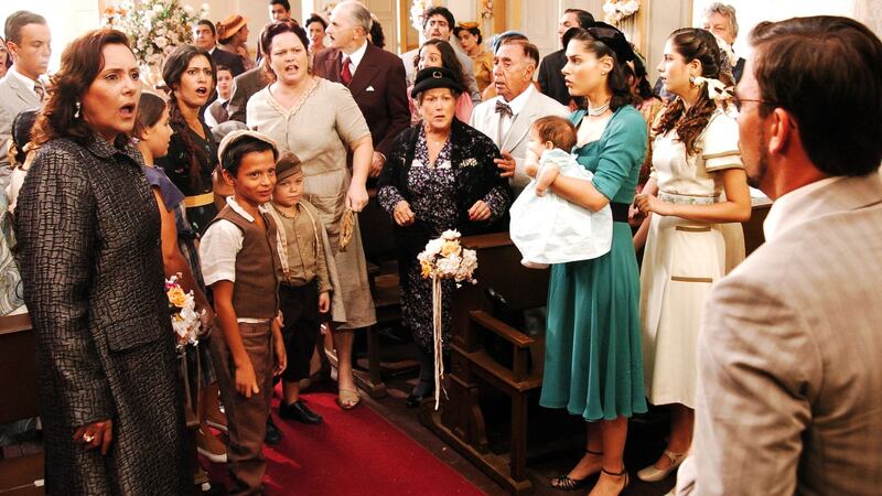 Em Alma Gêmea, quatro mulheres casadas com Jorge (Marcelo Faria) aparecem na igreja e tiram o noivo de  Kátia (Rita Guedes) da igreja