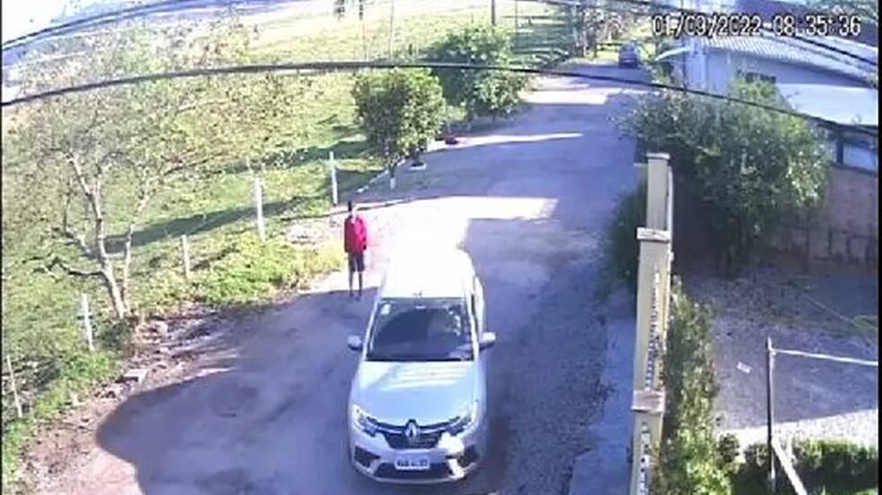 Pai esquece filho no portão de casa e viraliza