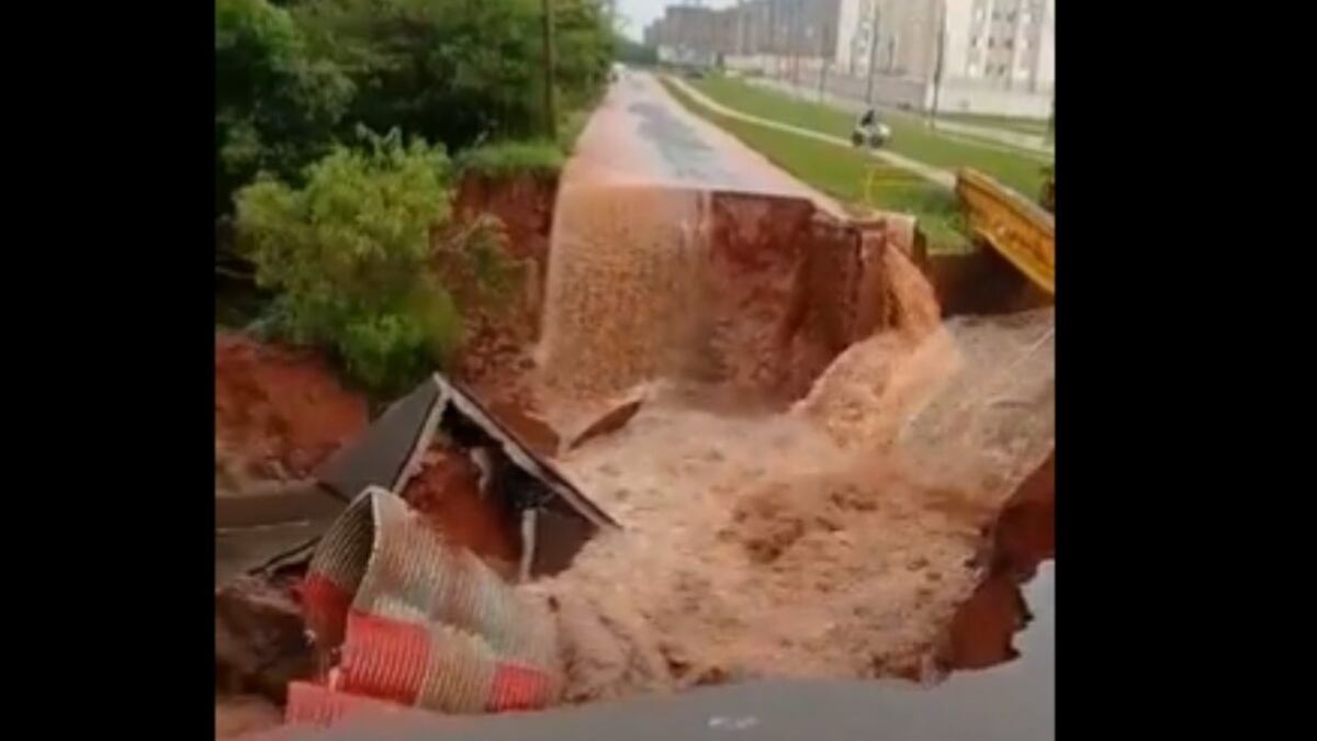 Ponte desaba durante temporal em Barretos